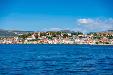 Hırvatistan 'ın mavi Adriyatik denizinden Rogoznica kasabasının panoramik Wiew' ı. Yüksek kalite fotoğraf