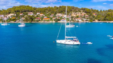 Hırvatistan 'ın Korcula adasındaki Vela Luka kasabası yakınlarındaki Uvala Gradina körfezindeki şamandıralara demirlemiş yatların insansız hava aracı görüntüsü. 