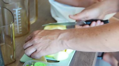 Ev mutfağında elma suyu ya da smoothie hazırlayan adamı yakından izleyin. Yüksek kalite 4k görüntü