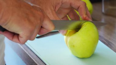 Ev mutfağında elma suyu ya da smoothie hazırlayan adamı yakından izleyin. Yüksek kalite 4k görüntü