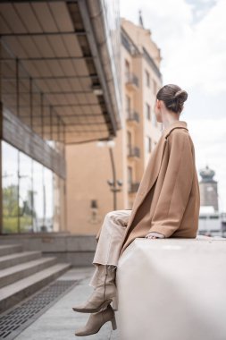 Prag, Çek Cumhuriyeti, Avrupa 'da şehir merkezinde yürüyen ceketli güzel bir kadın.