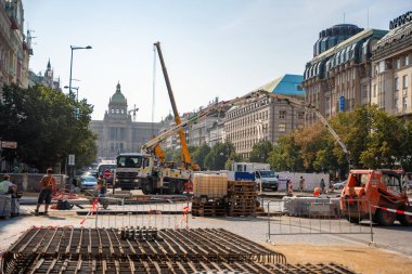 Prag, Çek Cumhuriyeti - 28 Ağustos 2024: Wenceslas Meydanı 'nın yeniden inşası, Wenceslas Meydanı' nda tramvay raylarının inşası, altyapı modernizasyonu. 