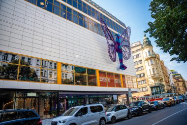 Praha, Çek Cumhuriyeti - 28 Ağustos 2024: National Avenue caddesindeki alışveriş merkezi Maj, David Cerny 'nin kelebek kanatlarıyla. Yeniden yapılanmadan sonra sosyalist alışveriş merkezi.