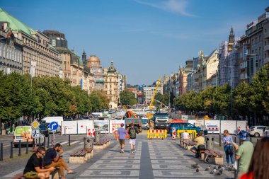Prag, Çek Cumhuriyeti - 28 Ağustos 2024: Wenceslas Meydanı 'nın yeniden inşası, Wenceslas Meydanı' nda tramvay raylarının inşası, altyapı modernizasyonu. 