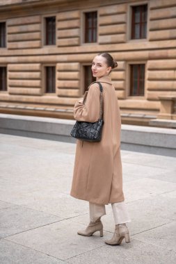 Prag, Çek Cumhuriyeti, Avrupa 'da şehir merkezinde yürüyen ceketli güzel bir kadın.