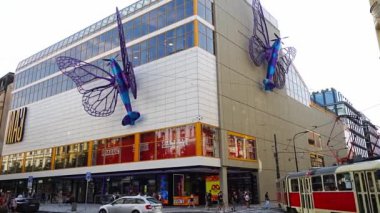 Praha, Çek Cumhuriyeti - 28 Ağustos 2024: National Avenue caddesindeki alışveriş merkezi Maj, David Cerny 'nin kelebek kanatlarıyla. Yeniden yapılanmadan sonra sosyalist alışveriş merkezi.