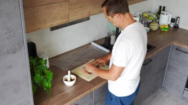 Adam somon balığı hazırlamak için baharat ve kuru otlar ekliyor. Yüksek kalite 4k görüntü