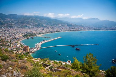 Türkiye 'nin güzel bir yaz gününde Alanya limanının panoramik manzarası. Yüksek kalite fotoğraf