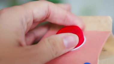 Sabit plastik kapaklı geri dönüşüm malzemelerinin uzun ömürlü mukavvası. Kapak açıldıktan sonra da bağlı kalıyor, böylece tüm paket toplanıp geri dönüşüm daha kolay oluyor. Yüksek kalite 4k görüntü