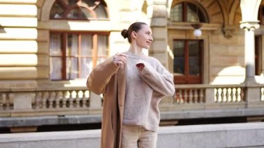 Prag, Çek Cumhuriyeti, Avrupa 'da şehir merkezinde yürüyen ceketli güzel bir kadın.