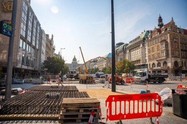 Prag, Çek Cumhuriyeti - 28 Ağustos 2024: Wenceslas Meydanı 'nın yeniden inşası, Wenceslas Meydanı' nda tramvay raylarının inşası, altyapı modernizasyonu. 