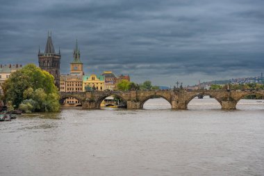 Prag 'da sel. Prag, Vltava nehri üzerindeki Charles Köprüsü manzarası. Yüksek kalite fotoğraf