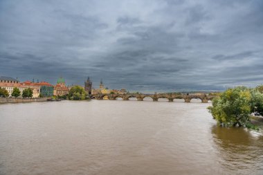 Prag 'da sel. Prag, Vltava nehri üzerindeki Charles Köprüsü manzarası. Yüksek kalite fotoğraf