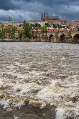 Prag 'da sel. Prag, Vltava nehrinin karşısındaki Prag Kalesi manzarası. Yüksek kalite fotoğraf