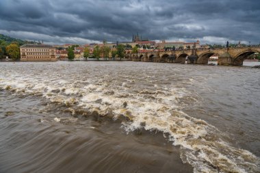 Prag 'da sel. Prag, Vltava nehrinin karşısındaki Prag Kalesi manzarası. Yüksek kalite fotoğraf