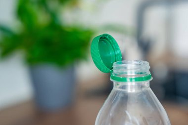 PET şişesinde durgun plastik kapak. Yeni tasarım, kapağın açıldıktan sonra şişeye bağlı kalması ve tüm paketin toplanıp geri dönüşümünün kolaylaştırılması anlamına geliyor. Yüksek kalite fotoğraf