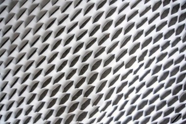 Kurye teslimat servisinin getirdiği malların paketlendiği, çevresel ambalaj kavramının olduğu, güvenli ulaşım için kıvrımlı beyaz kağıdın dokusu. Ekolojik arkaplan. 