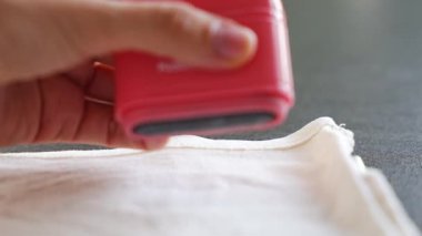 Kadın eli ve çocuk eşyaları imzalamak için damgalı kadın eli yakın çekim görüntüsü. Kişisel kıyafetlerin kimliği. Yüksek kalite 4k görüntü