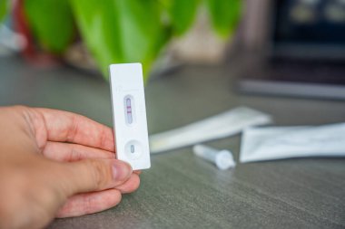 Hızlı Antijen Test kiti ve COVID-19 testi sırasında pozitif sonuç çıktı. Coronavirus self nazal ya da evde yapılan testler, virüslerin sonbaharda şiddetlenmesi. Yüksek kalite fotoğraf
