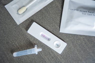 Hızlı antijen test kiti ve COVID-19 testi negatif sonuç verdi. Coronavirus self nazal ya da evde yapılan testler, virüslerin sonbaharda şiddetlenmesi. Yüksek kalite fotoğraf