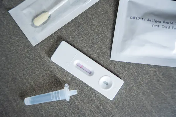 Hızlı antijen test kiti ve COVID-19 testi negatif sonuç verdi. Coronavirus self nazal ya da evde yapılan testler, virüslerin sonbaharda şiddetlenmesi. Yüksek kalite fotoğraf