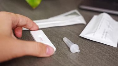 Hızlı Antijen Test kiti ve COVID-19 testi sırasında pozitif sonuç çıktı. Coronavirus self nazal ya da evde yapılan testler, virüslerin sonbaharda şiddetlenmesi. Yüksek kalite 4k görüntü