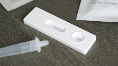 Hızlı antijen test kiti ve COVID-19 testi negatif sonuç verdi. Coronavirus self nazal ya da evde yapılan testler, virüslerin sonbaharda şiddetlenmesi. Yüksek kalite 4k görüntü