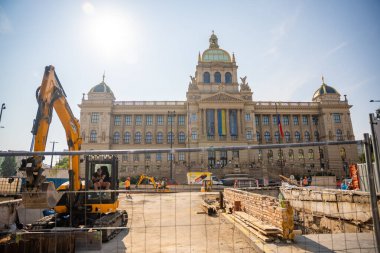 Prag, Çek Cumhuriyeti - 28 Ağustos 2024: Wenceslas Meydanı 'nın üst kısmının yeniden inşası, Wenceslas Meydanı' nda tramvay raylarının inşası, altyapı modernizasyonu. 