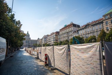 Prag, Çek Cumhuriyeti - 28 Ağustos 2024: Wenceslas Meydanı 'nın yeniden inşası, Wenceslas Meydanı' nda tramvay raylarının inşası, altyapı modernizasyonu. 