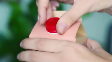 Sabit plastik kapaklı geri dönüşüm malzemelerinin uzun ömürlü mukavvası. Kapak açıldıktan sonra da bağlı kalıyor, böylece tüm paket toplanıp geri dönüşüm daha kolay oluyor. Yüksek kalite 4k görüntü