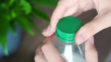 PET şişesinde durgun plastik kapak. Yeni tasarım, kapağın açıldıktan sonra şişeye bağlı kalması ve tüm paketin toplanıp geri dönüşümünün kolaylaştırılması anlamına geliyor. Yüksek kalite 4k görüntü