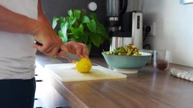 Erkek elleri evde taze salata için limon gibi sos ekliyor. Yüksek kalite 4k görüntü