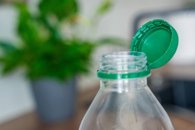 PET şişesinde durgun plastik kapak. Yeni tasarım, kapağın açıldıktan sonra şişeye bağlı kalması ve tüm paketin toplanıp geri dönüşümünün kolaylaştırılması anlamına geliyor. Yüksek kalite fotoğraf