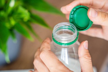 PET şişesinde durgun plastik kapak. Yeni tasarım, kapağın açıldıktan sonra şişeye bağlı kalması ve tüm paketin toplanıp geri dönüşümünün kolaylaştırılması anlamına geliyor. Yüksek kalite fotoğraf