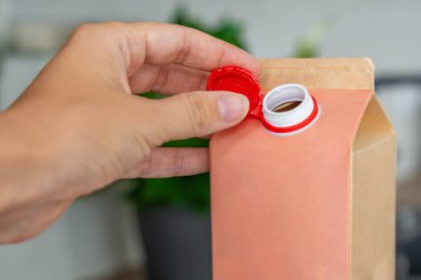 Sabit plastik kapaklı geri dönüşüm malzemelerinin uzun ömürlü mukavvası. Kapak açıldıktan sonra da bağlı kalıyor, böylece tüm paket toplanıp geri dönüşüm daha kolay oluyor. Yüksek kalite fotoğraf