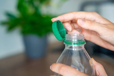 PET şişesinde durgun plastik kapak. Yeni tasarım, kapağın açıldıktan sonra şişeye bağlı kalması ve tüm paketin toplanıp geri dönüşümünün kolaylaştırılması anlamına geliyor. Yüksek kalite fotoğraf