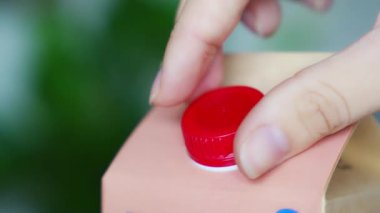 Sabit plastik kapaklı geri dönüşüm malzemelerinin uzun ömürlü mukavvası. Kapak açıldıktan sonra da bağlı kalıyor, böylece tüm paket toplanıp geri dönüşüm daha kolay oluyor. Yüksek kalite 4k görüntü