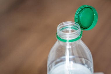 PET şişesinde durgun plastik kapak. Yeni tasarım, kapağın açıldıktan sonra şişeye bağlı kalması ve tüm paketin toplanıp geri dönüşümünün kolaylaştırılması anlamına geliyor. Yüksek kalite fotoğraf