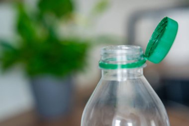 PET şişesinde durgun plastik kapak. Yeni tasarım, kapağın açıldıktan sonra şişeye bağlı kalması ve tüm paketin toplanıp geri dönüşümünün kolaylaştırılması anlamına geliyor. Yüksek kalite fotoğraf