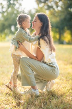Anne ve komik küçük kız Prag, Avrupa 'daki sonbahar parkında birlikte vakit geçiriyorlar. Yüksek kalite fotoğraf