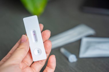Hızlı antijen test kiti ve COVID-19 testi negatif sonuç verdi. Coronavirus self nazal ya da evde yapılan testler, virüslerin sonbaharda şiddetlenmesi. Yüksek kalite fotoğraf