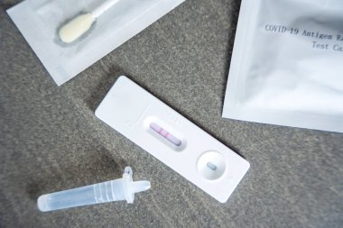 Hızlı Antijen Test kiti ve COVID-19 testi sırasında pozitif sonuç çıktı. Coronavirus self nazal ya da evde yapılan testler, virüslerin sonbaharda şiddetlenmesi. Yüksek kalite fotoğraf