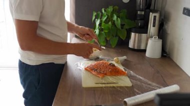 Adam somon balığı hazırlamak için baharat ve kuru otlar ekliyor. Yüksek kalite 4k görüntü