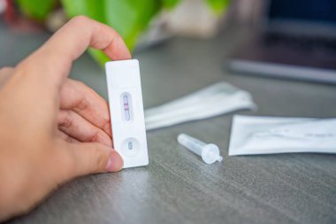 Hızlı Antijen Test kiti ve COVID-19 testi sırasında pozitif sonuç çıktı. Coronavirus self nazal ya da evde yapılan testler, virüslerin sonbaharda şiddetlenmesi. Yüksek kalite fotoğraf