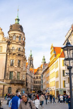 Dresden, Almanya - 19 Ekim 2024: Dresden, Almanya 'nın tarihi merkezinin caddesinde yürüyen turistler. 