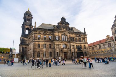 Dresden, Almanya - 19 Ekim 2024: Dresden, Almanya 'nın tarihi merkezindeki Palace meydanında yürüyen turistler. Yüksek kalite fotoğraf