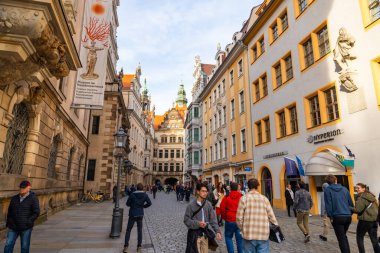 Dresden, Almanya - 19 Ekim 2024: Dresden, Almanya 'nın tarihi merkezinin caddesinde yürüyen turistler. 
