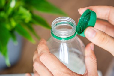 PET şişesinde durgun plastik kapak. Yeni tasarım, kapağın açıldıktan sonra şişeye bağlı kalması ve tüm paketin toplanıp geri dönüşümünün kolaylaştırılması anlamına geliyor. Yüksek kalite fotoğraf