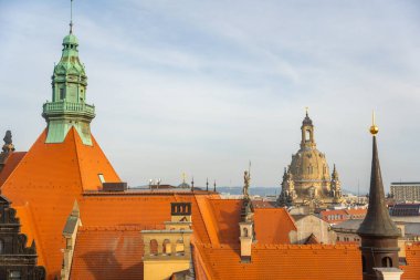 Dresden, Almanya ve Avrupa 'nın tarihi merkezindeki havadan manzaralı çatılar ve kubbe