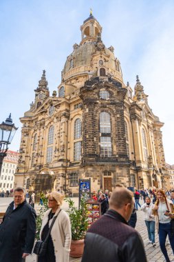 Dresden, Almanya - 19 Ekim 2024: Dresden Frauenkirche 'in önünde yürüyen turistler, Almanya. Yüksek kalite fotoğraf